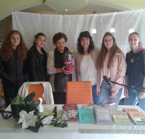 Магдалена Манчева на среща с читатели в град Пещера